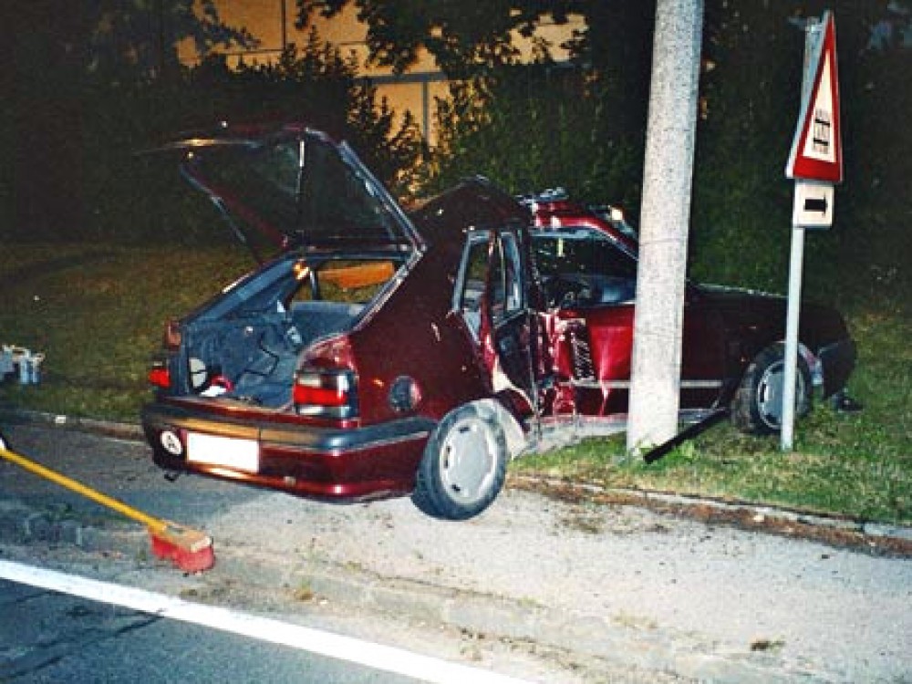 Verkehrsunfall mit eingeklemmter Person