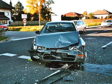 Aufräumarbeiten nach Verkehrsunfall