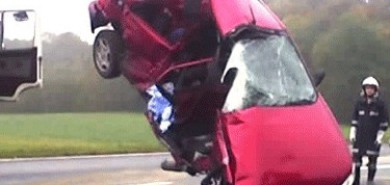 Verkehrsunfall mit eingeklemmter Person