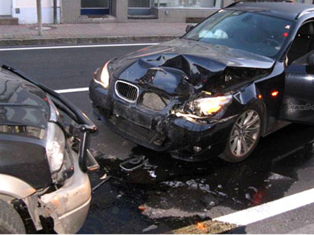 Aufräumarbeiten nach Verkehrsunfall