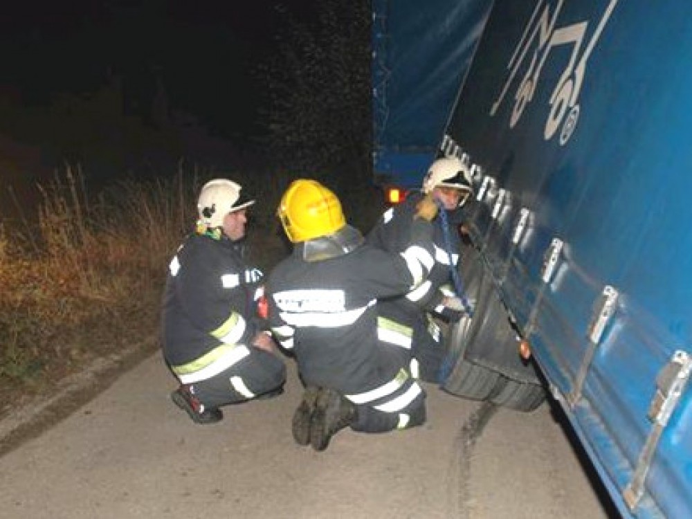 Lkw-Anhänger drohte umzustürzen