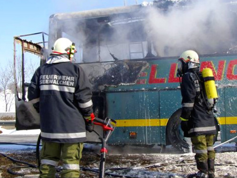 Vollbesetzter Bus in Brand geraten