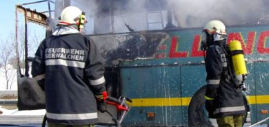 Vollbesetzter Bus in Brand geraten