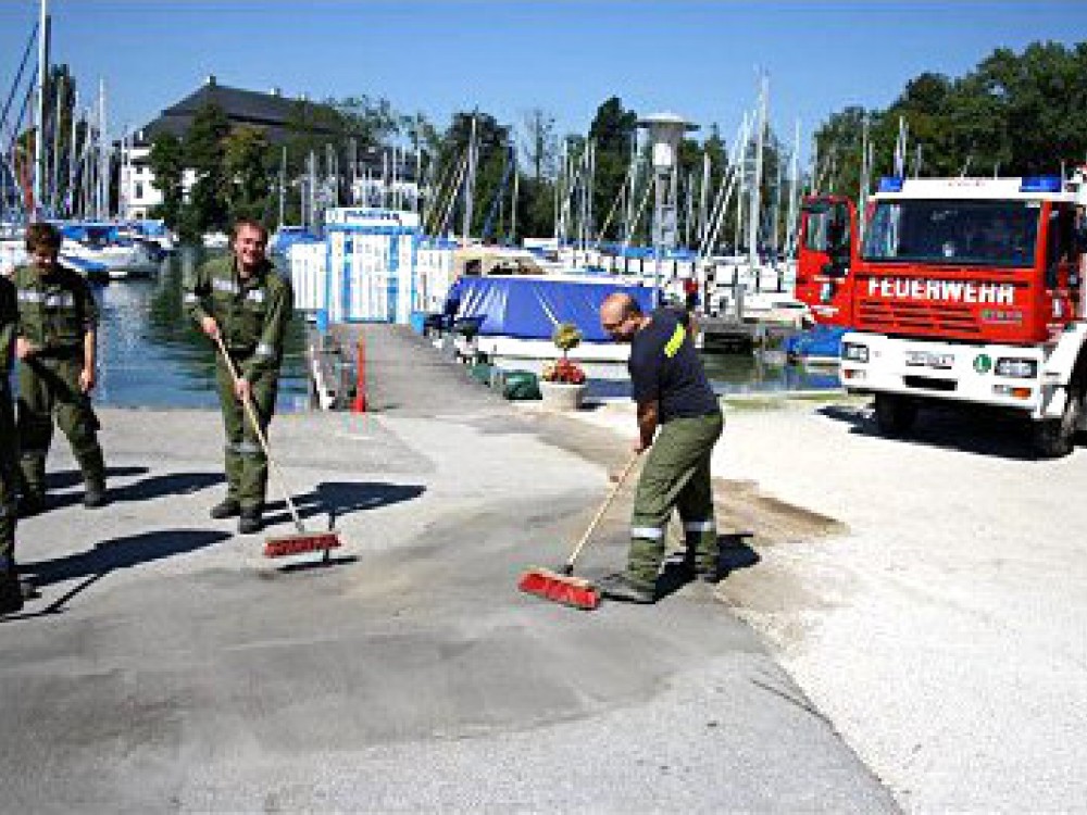 Benzinaustritt in der Marina