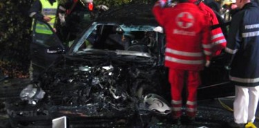 Bus prallte gegen Auto