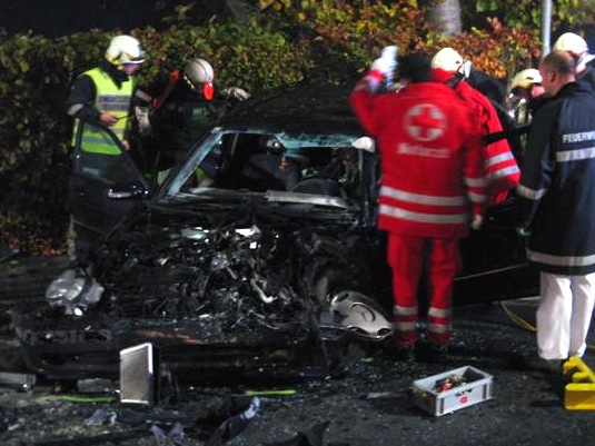 Bus prallte gegen Auto