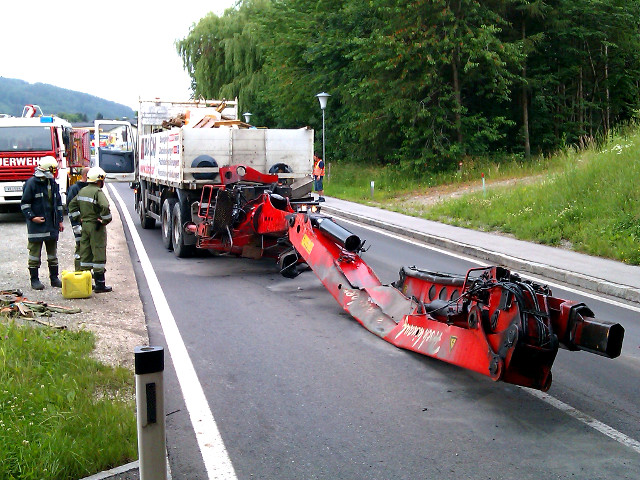 Ölspur beseitigen nach Verkehrsunfall