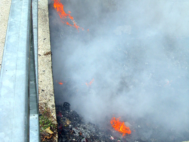 Müllsammelstelle in Brand geraten