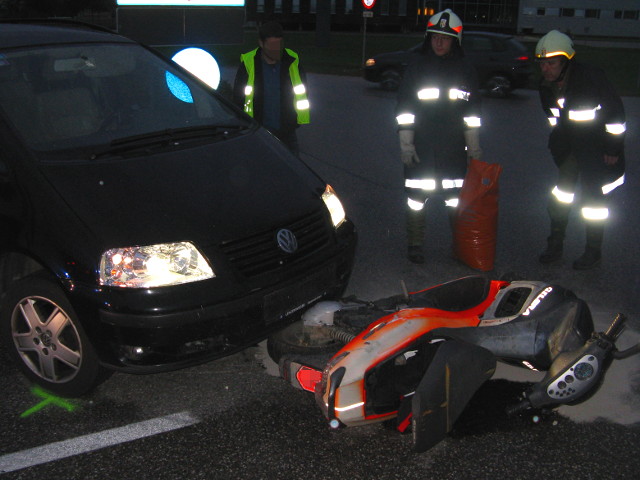 Aufräumarbeiten nach Verkehrsunfall