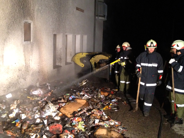 Containerbrand bei Feuerwehrdepot