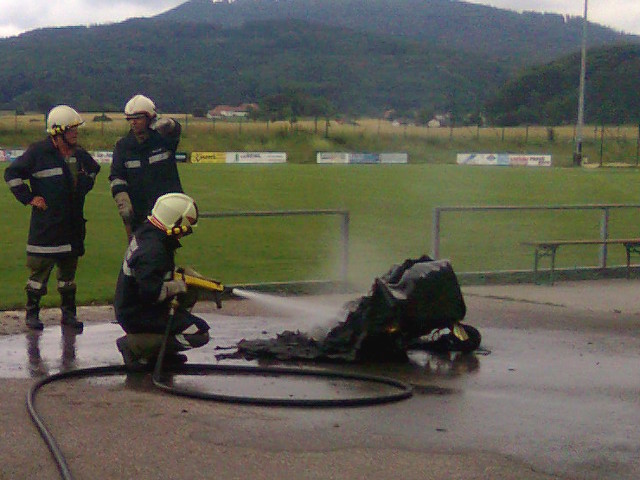 Containerbrand am Sportplatz