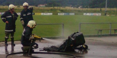 Containerbrand am Sportplatz