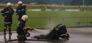 Containerbrand am Sportplatz