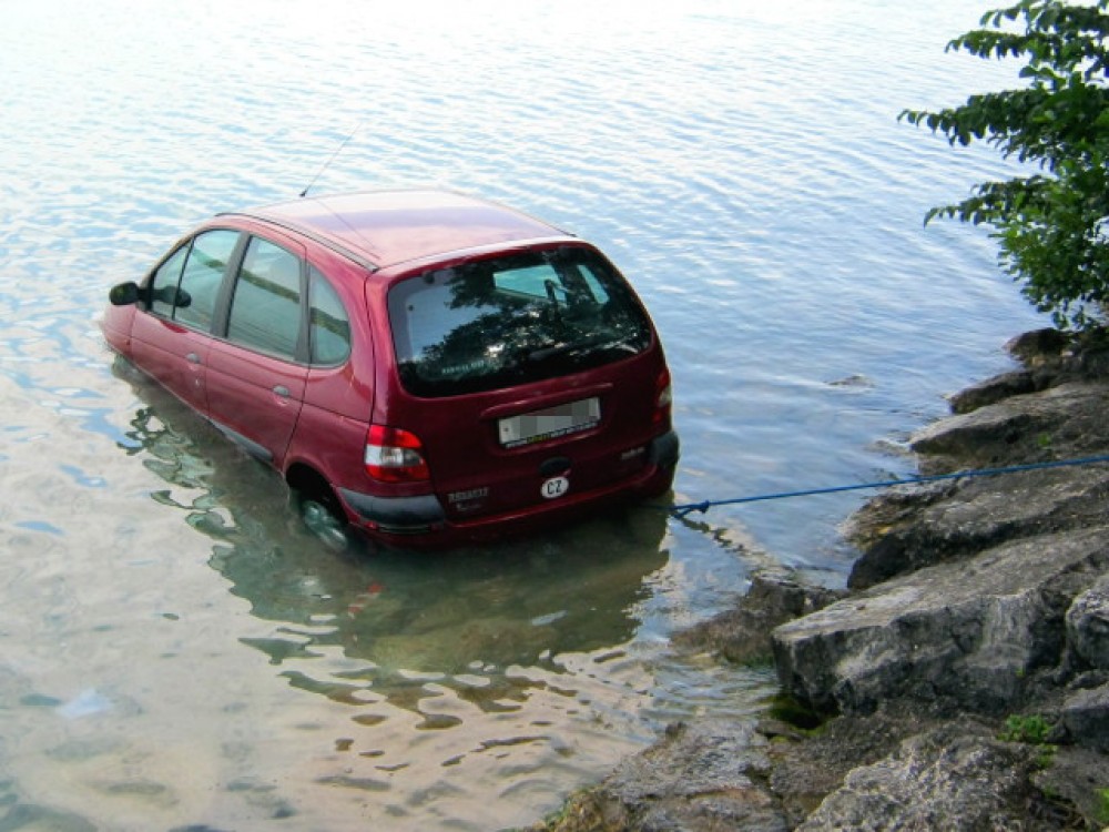 Auto parkte im See - Fahrzeugbergung
