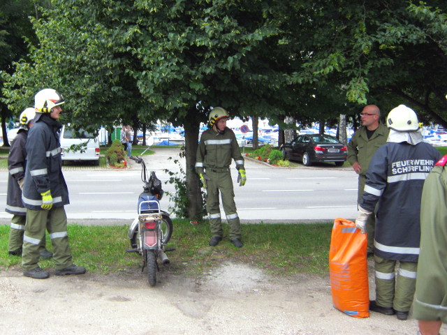 Ölaustritt am Parkplatz der Polizei Schörfling