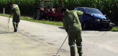 Aufräumarbeiten nach Verkehrsunfall