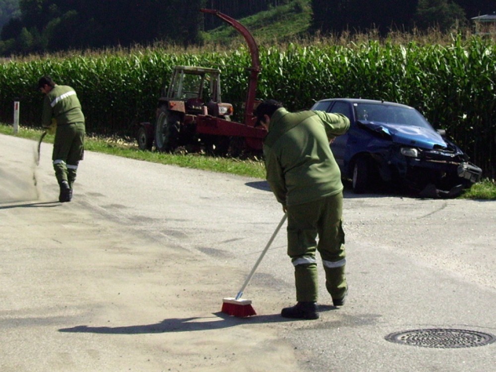 Aufräumarbeiten nach Verkehrsunfall