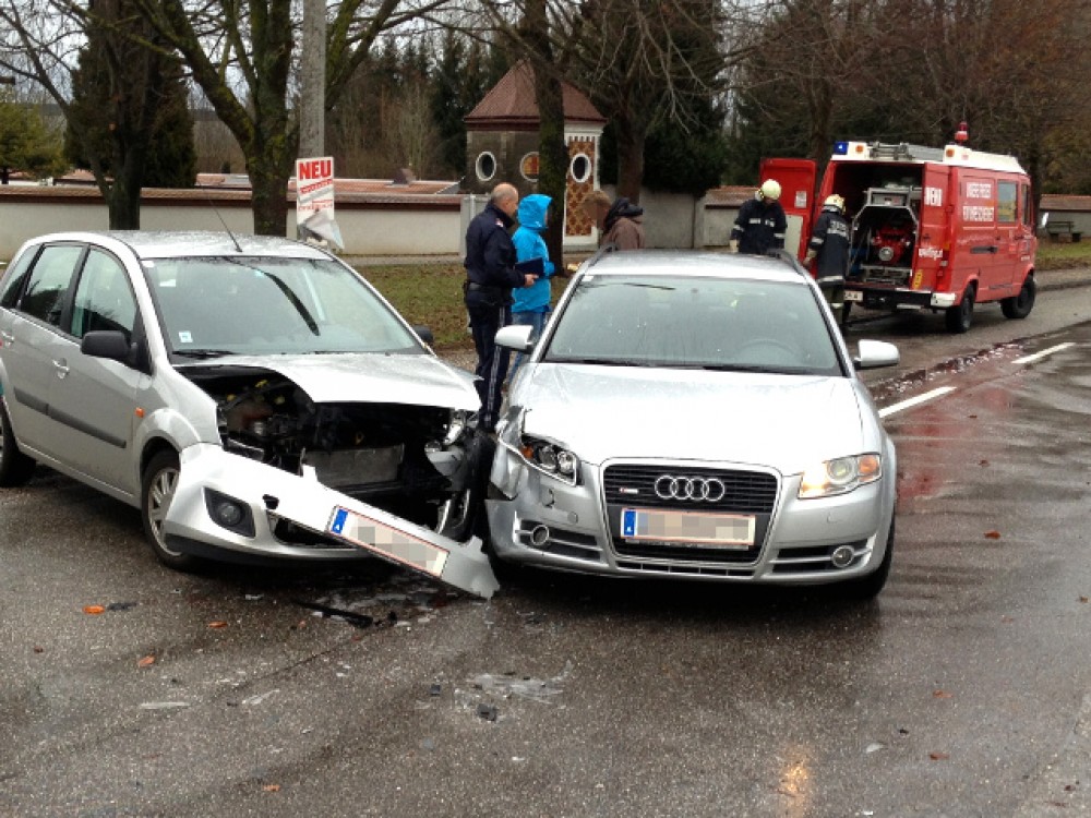 Aufräumarbeiten nach Verkehrsunfall