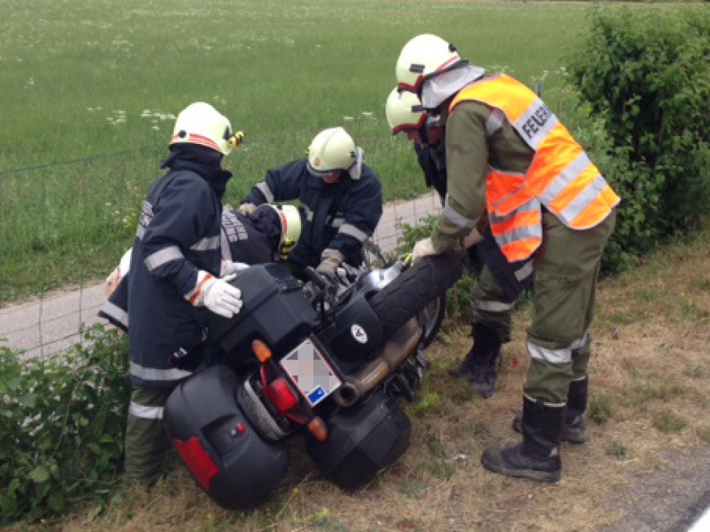 Aufräumarbeiten nach Verkehrsunfall