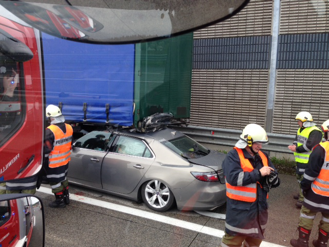 Verkehrsunfall mit eingeklemmter Person