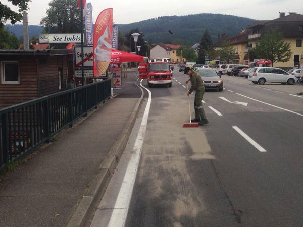 Aufräumarbeiten nach Verkehrsunfall