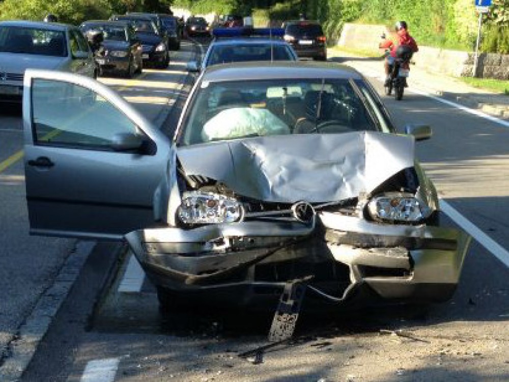 Aufräumarbeiten nach Verkehrsunfall