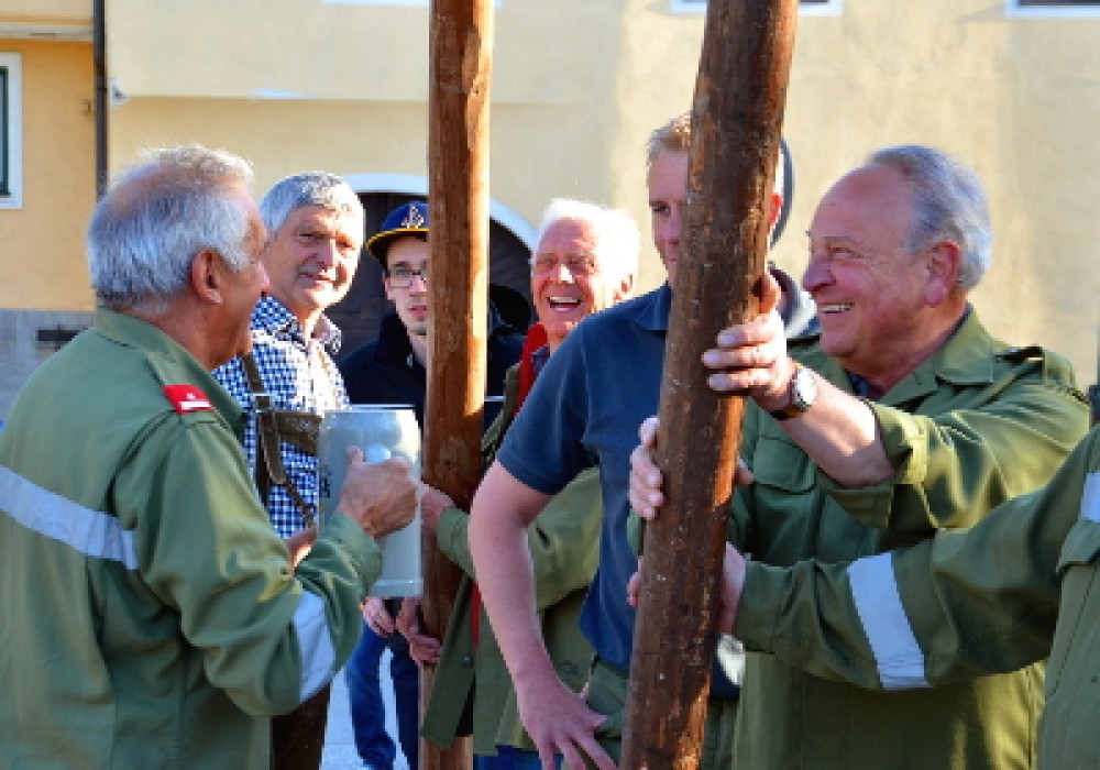 Maibaum aufstellen & Dämmerschoppen