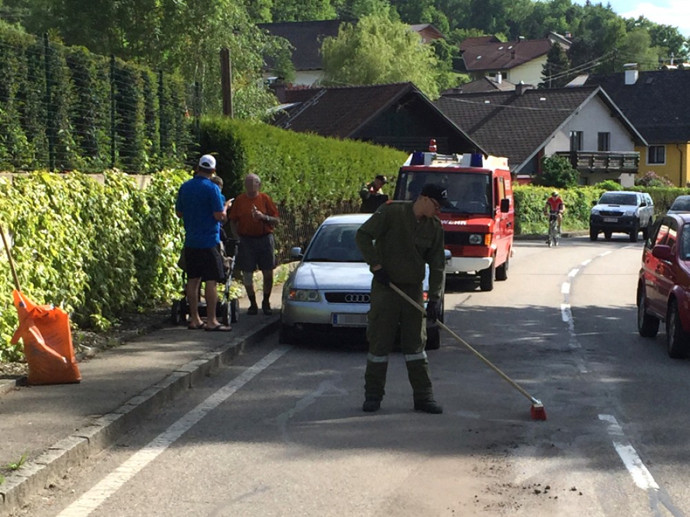 Aufräumarbeiten nach Verkehrsunfall