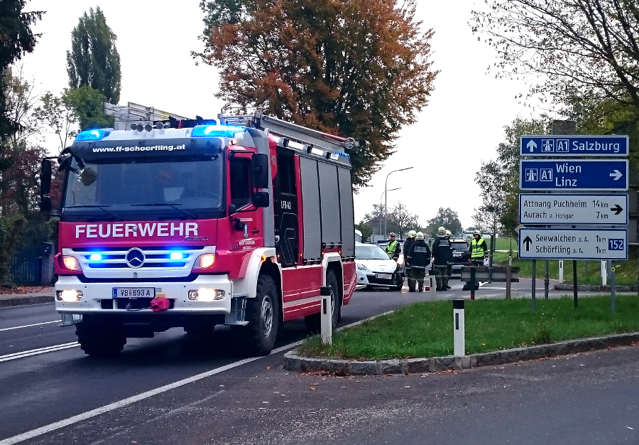 Aufräumarbeiten nach Verkehrsunfall