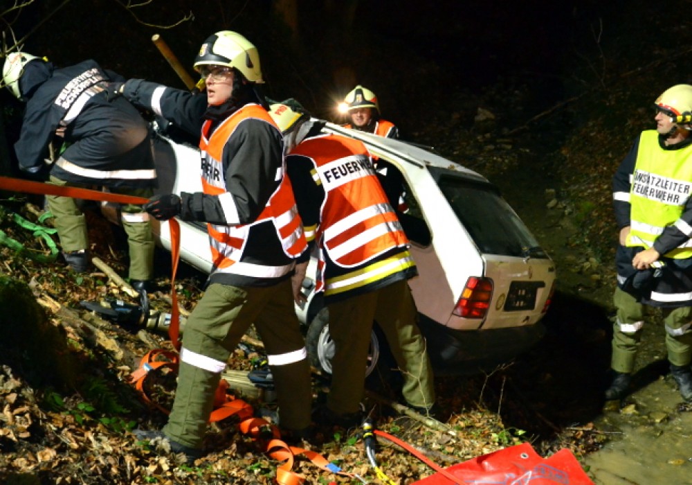 Verkehrsunfall mit eingeklemmter Person