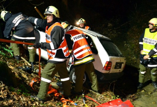 Verkehrsunfall mit eingeklemmter Person