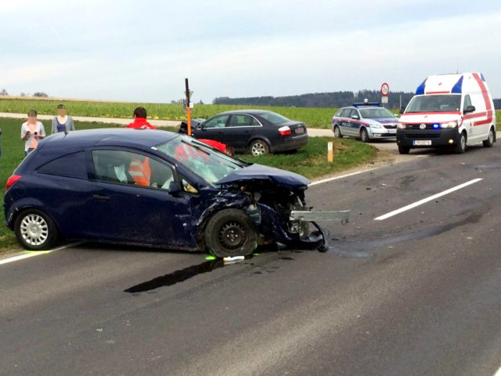 Aufräumarbeiten nach Verkehrsunfall