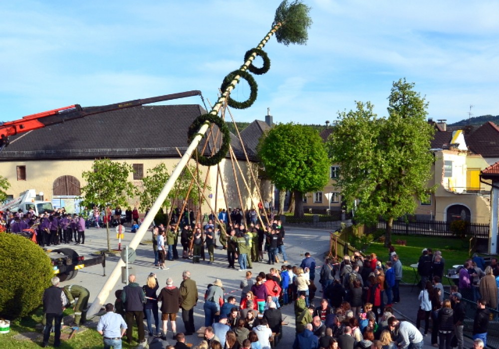 Maibaum aufstellen & Dämmerschoppen