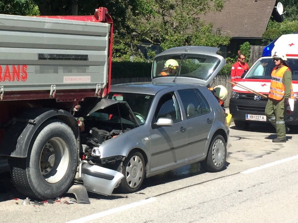 Aufräumarbeiten nach Verkehrsunfall