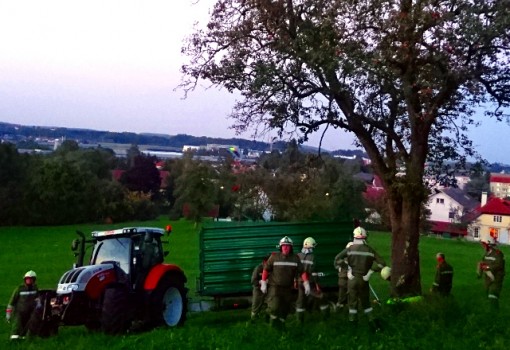 Traktor mit Seilwinde geborgen