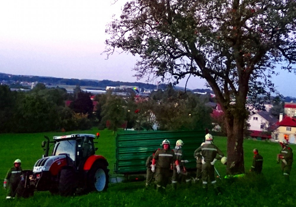 Traktor mit Seilwinde geborgen