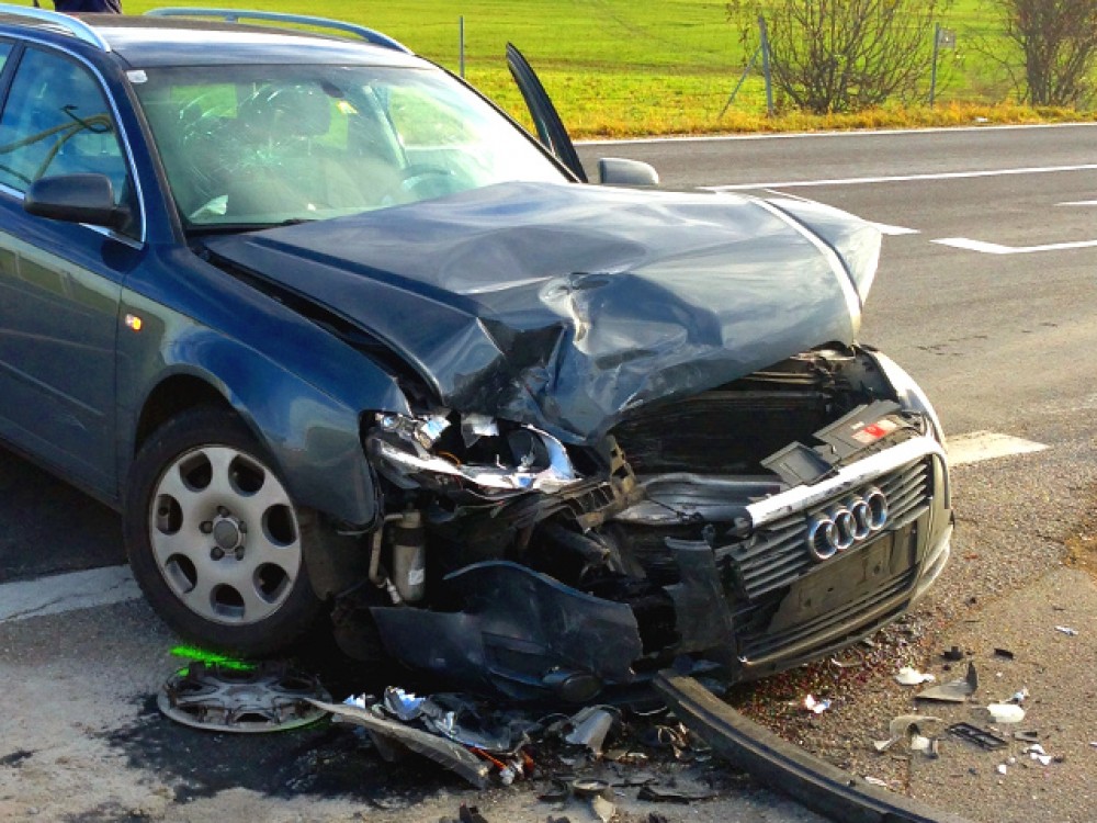 Aufräumarbeiten nach Verkehrsunfall