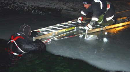 Person in Eis eingebrochen