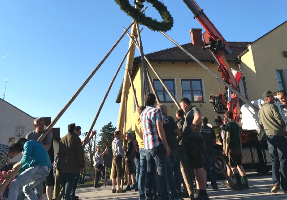 Maibaum aufstellen & Dämmerschoppen