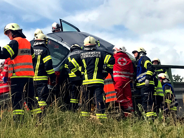 Verkehrsunfall mit eingeklemmter Person