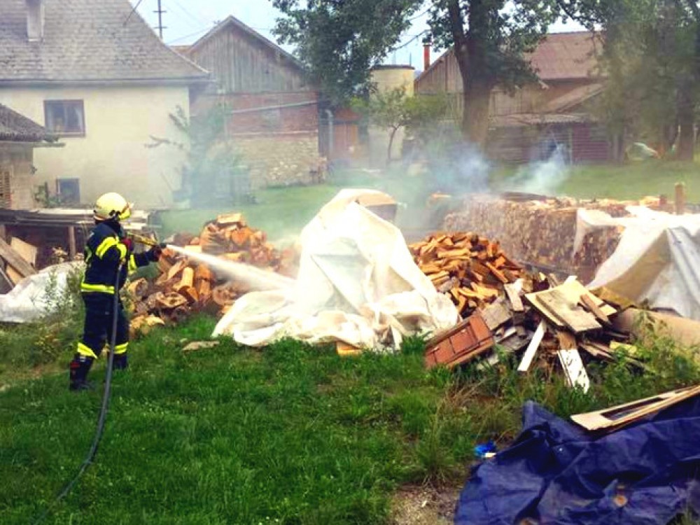 Holzstapel in Brand geraten