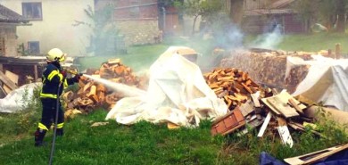 Holzstapel in Brand geraten