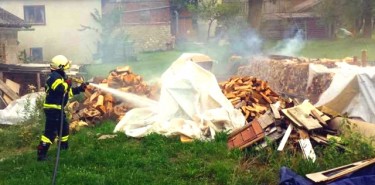 Holzstapel in Brand geraten