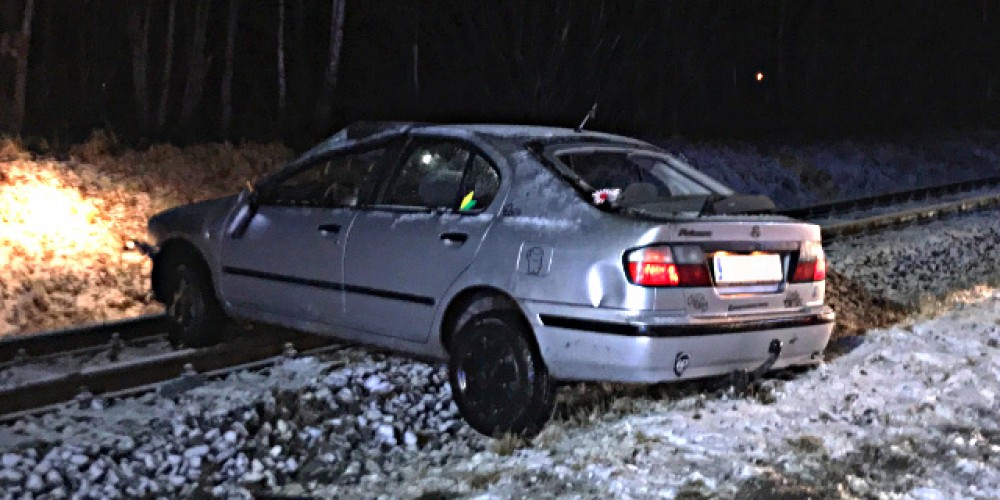 Verkehrsunfall Pkw auf Gleis