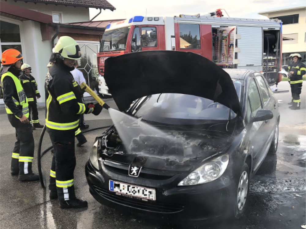 Fahrzeugbrand bei Tankstelle