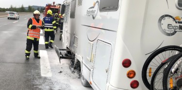 Brand Wohnmobil auf der Autobahn