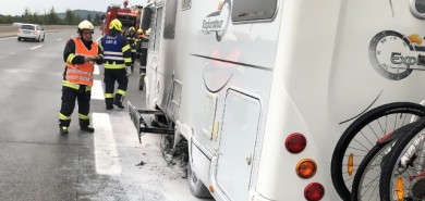 Brand Wohnmobil auf der Autobahn