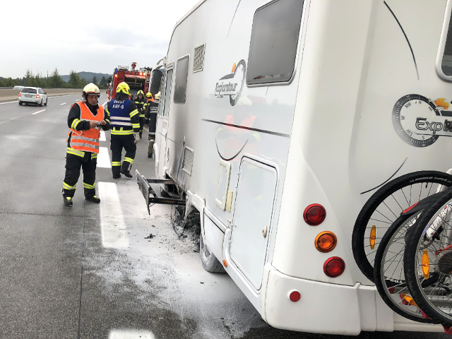 Brand Wohnmobil auf der Autobahn