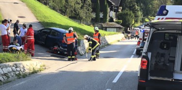 Aufräumarbeiten nach einem Motorradunfall