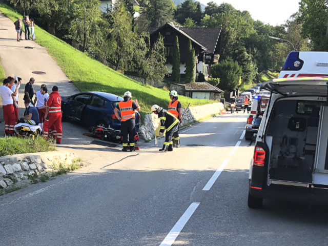 Aufräumarbeiten nach einem Motorradunfall